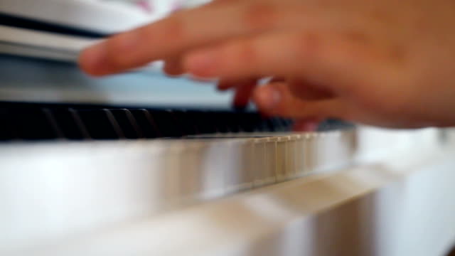 Spielt-Klavier,-ganz-in-der-Nähe-zoom