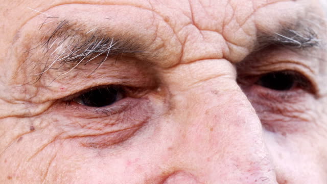nachdenkliche-Augen:-alte-Mann-Porträt,-Gedanken,-Einsamkeit,-Traurigkeit,-älterer-Mann-Auge
