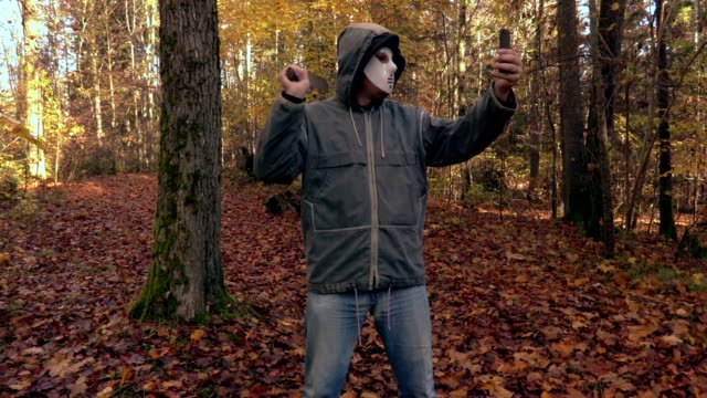 Mann-mit-scary-Halloweenmaske-nehmen-Selfies-auf-Handy