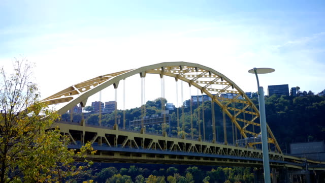 Verkehr-fließt-reibungslos-auf-der-Fort-Pitt-Brücke-in-Pittsburgh,-Pennsylvania