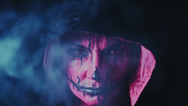 4-k-Horror-Halloween-Teufel-erscheinen-von-Rauch