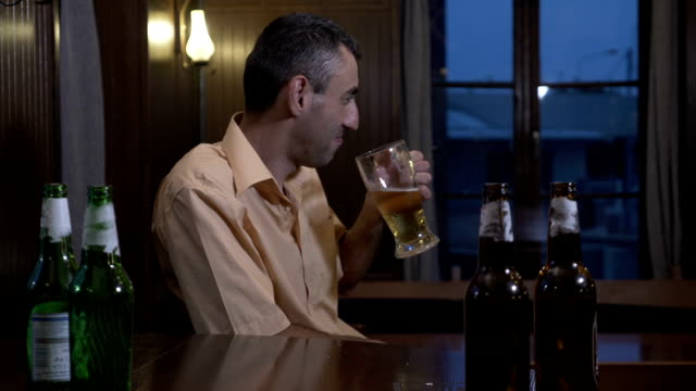 Adictos-al-alcohol-deprimida-tipo-bebidas-cerveza-en-el-bar-en-una-noche-de-fin-de-semana