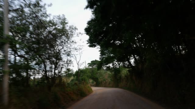 Fahren-auf-eine-brasilianische-Landschaft