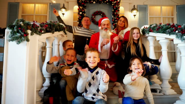 Glückliche-Großfamilie-feiert-Weihnachten-mit-Santa-Claus