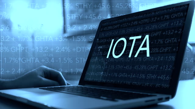 Kryptowährung-Konzept---IOTA-auf-Laptop-Bildschirm-für-Investitionen