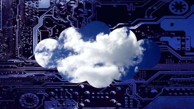 Cloud-computing-konzeptionelle-Video.-Tiefblauer-Himmel-mit-Wolken-Zeit-Runden-in-einer-Wolke-auf-einer-Leiterplatte-Hintergrund.-Die-Silhouette-der-Cloud-befindet-sich-unten,-um-Freiraum-darüber-für-Ihren-Text-zu-verlassen.
