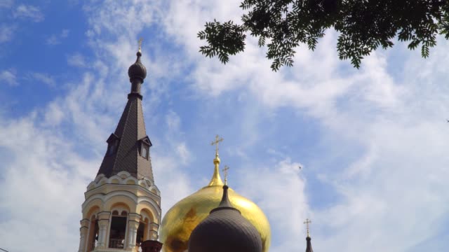 Kuppeln-der-orthodoxen-Kirche-auf-dem-Hintergrund-der-Himmel-mit-Wolken