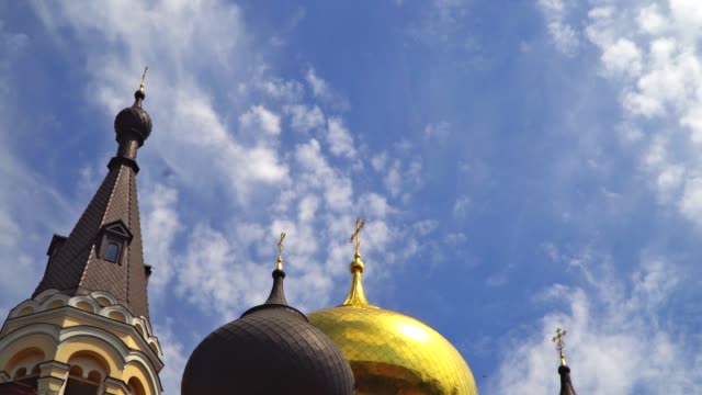 Birds-fly-in-front-of-the-domes-of-the-Orthodox-church
