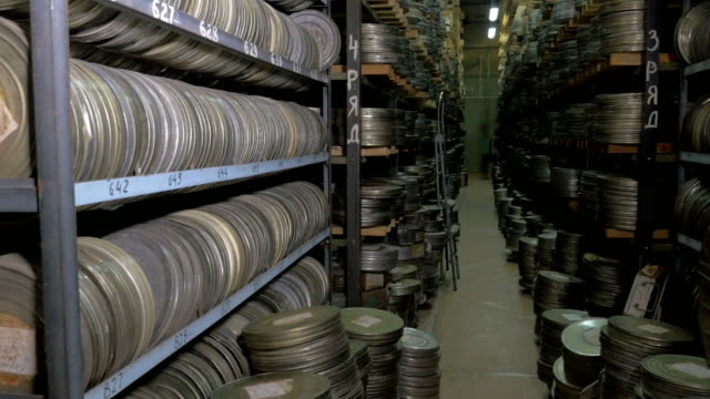 Archivo-de-película-grande-con-sus-numerosas-cintas-de-video.