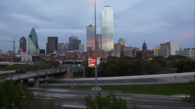 Zeitraffer-von-Dallas-Skyline-bei-Sonnenuntergang