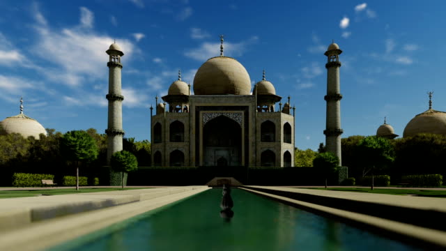 Taj-Mahal-contra-el-cielo-azul,-inclinación-de-la-leva,-alejar