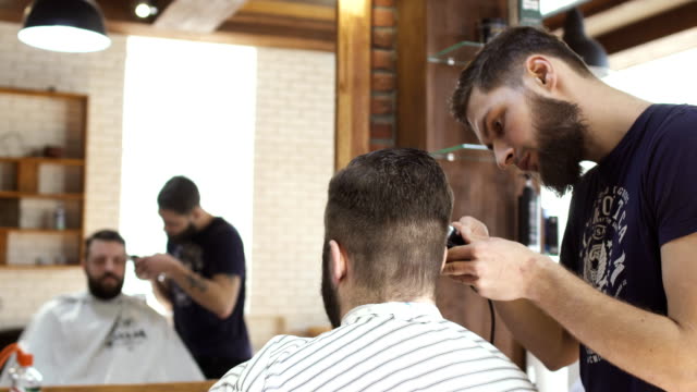 Friseur-ist-finishing,-Frisur-zu-einem-jungen-Kunden
