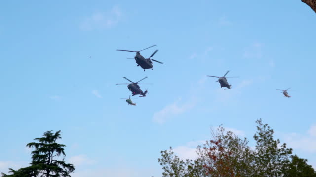 Fünf-Hubschrauber-fliegen-am-Himmel-im-Palatin-Hügel-Rom-Italien