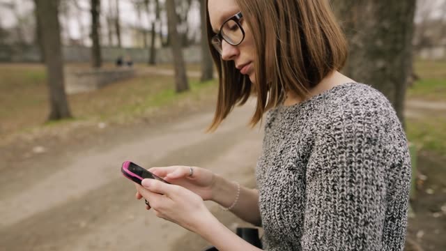 Chica-atractiva-explica-a-un-amigo-o-los-padres-cómo-usar-un-smartphone