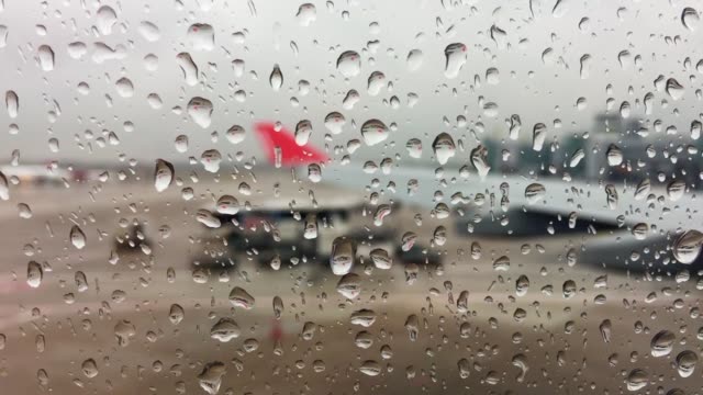 Flugzeugfenster-mit-Regentropfen