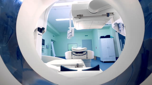 Beweglichen-Teile-eines-CT-Scanners.-Platten-aus-ein-neues-medizinisches-Gerät-zu-verschieben,-während-der-Arbeit.