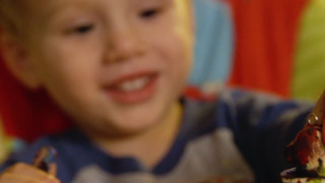Video-von-einem-Jungen-Kleinkind-jungen-machen-ein-Weihnachten-Holzspielzeug-Soldat-Handwerk-mit-seiner-Mutter-an-ihrem-Wohnzimmertisch