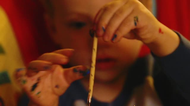 Video-von-einem-Jungen-Kleinkind-jungen-machen-ein-Weihnachten-Holzspielzeug-Soldat-Handwerk-mit-seiner-Mutter-an-ihrem-Wohnzimmertisch