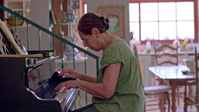 Mujer-tocando-un-piano-en-su-casa