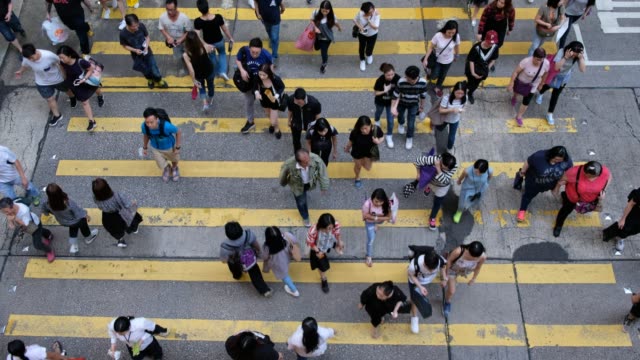 Menschen-auf-Zebrastreifen-in-Hong-Kong