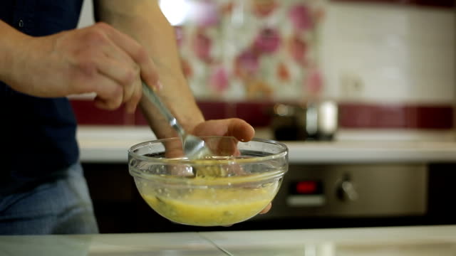 Ein-Mann-mischt-Zutaten-zu-eine-Paste-aus-Carbonara-vorbereiten