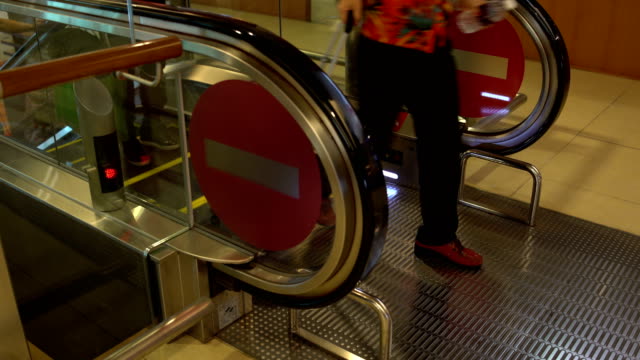 People-with-suitcases-leave-the-escalator-at-the-airport