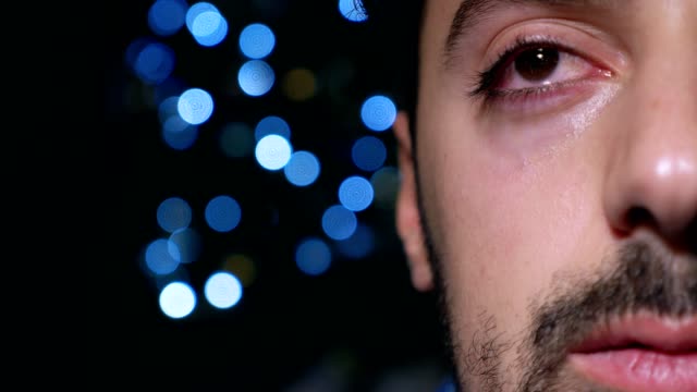 deprimiert-einsamer-junger-Mann-Weinen-in-der-Dunkelheit-zu-Weihnachten