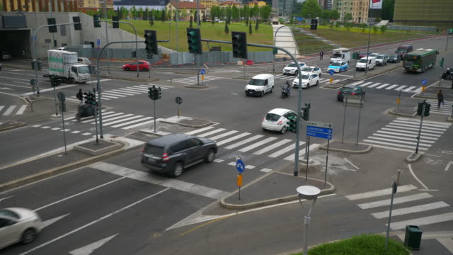 Italien-Tag-Zeit-Mailand-moderne-Stadt-Verkehr-Kreuzung-Panorama-4k