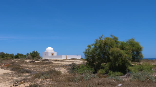 Einsame-weiße-steinerne-Kapelle-auf-Sea-Island-am-blauen-Himmelshintergrund