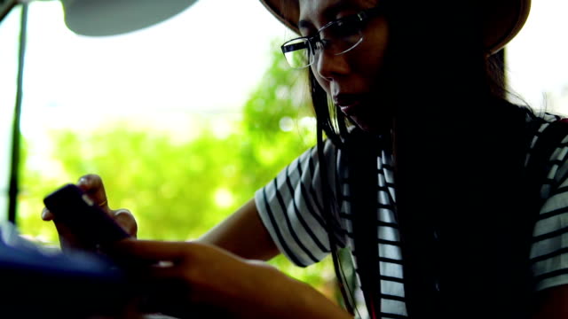 Mujer-asiática-utiliza-teléfono-móvil-una-tecnología-de-teclado-de-pantalla-táctil.