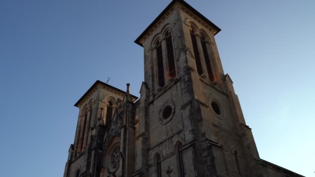 Low-Angle-Corner-View-of-San-Fernando-Cathedral-at-Dusk