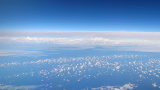 Flug-über-den-Wolken-in-4k