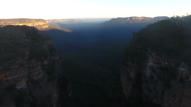 Drohne-Filmmaterial-fliegen-über-Blue-Mountains,-Australien