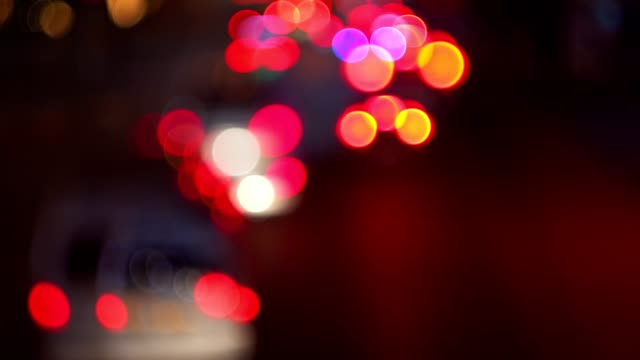 Bild-des-Hintergrundes-Defokussierung-Licht-Auto-in-der-Nacht.