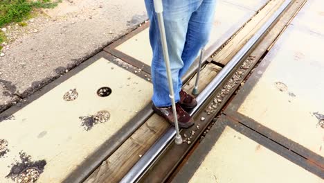 Behinderte-Menschen-mit-Krücken-versucht,-zu-Fuß-über-Bahnübergänge