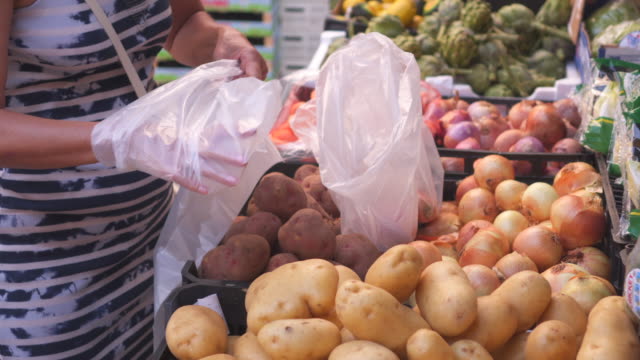Mujer-compra-verduras-en-el-mercado