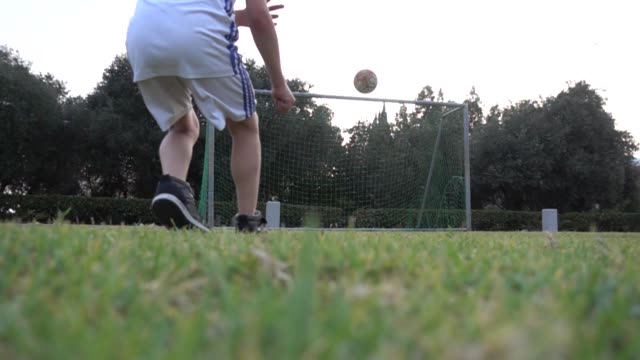 Jugador-de-fútbol-pateando-la-pelota-en-la-red