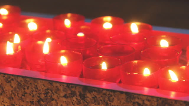 Brennende-Kerzen-auf-den-Altar-in-der-Kirche.