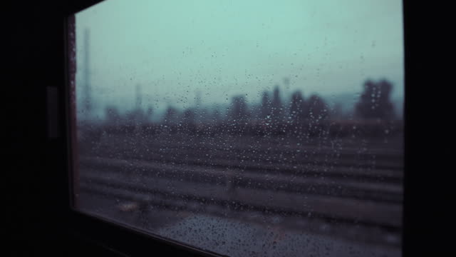 Captura-dramática-fuerte-lluvia-detrás-de-la-vieja-ventana-de-tren-histórico-en-la-estación-de-motin-super-lento.