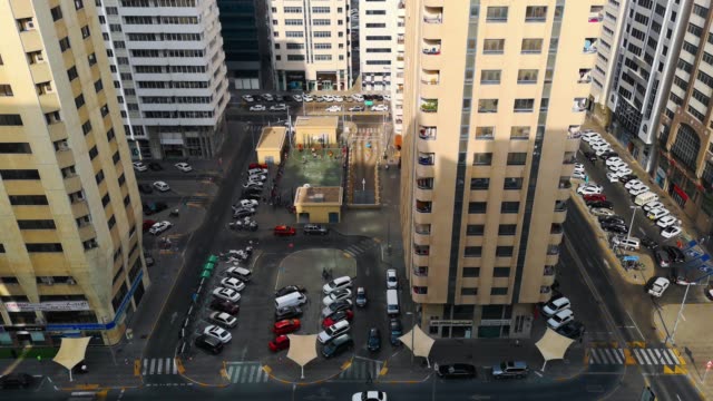 Ansicht-von-oben-hohen-Stadttürme,-Straßen,-Parkplätze,-Shops-und-Basketball-in-den-frühen-Morgenstunden