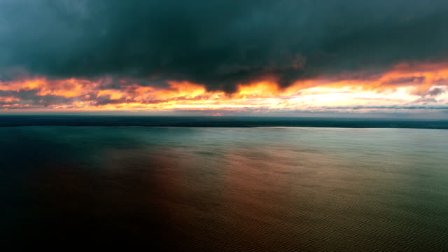 Der-Flug-über-das-Wasser-auf-die-schöne-Wolke-Stream-Hintergrund