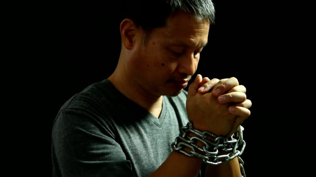 Man-praying-with-chain