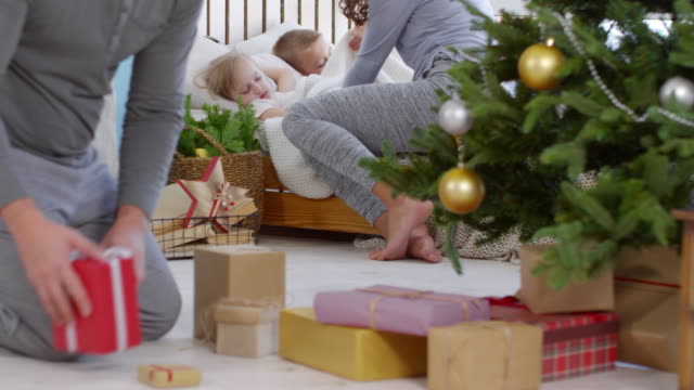 Padres-dejando-regalos-de-Navidad-para-niños