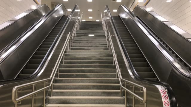 escaleras-mecánicas-de-metro-vacío