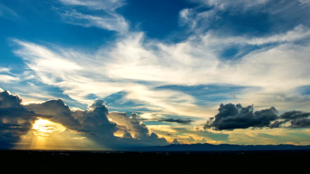 Timelapse-colorful-dramatic-sky-with-cloud-at-Sunrise