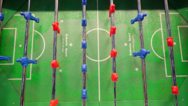 Die-Draufsicht-auf-die-roten-und-blauen-Spieler-auf-Tischfußball