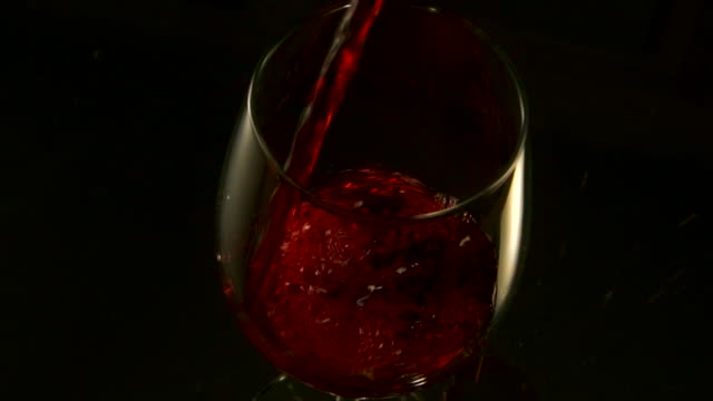Glas-Cenital-Schuss-überfluten-Rotwein.