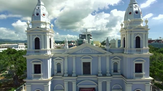 Kippen-Sie-nach-oben-Schuss-der-Kirche-in-der-Stadtmitte-in-Ponce,-PR-und-Luftaufnahme-der-Stadt