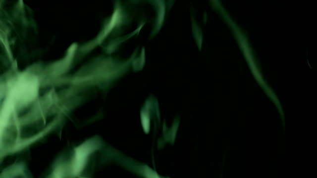 Grün-Dampf-steigt-aus.-Blauer-Rauch-über-einem-schwarzen-Hintergrund.-Rauch-langsam-schweben-durch-den-Raum-auf-schwarzem-Hintergrund.-4K-UHD