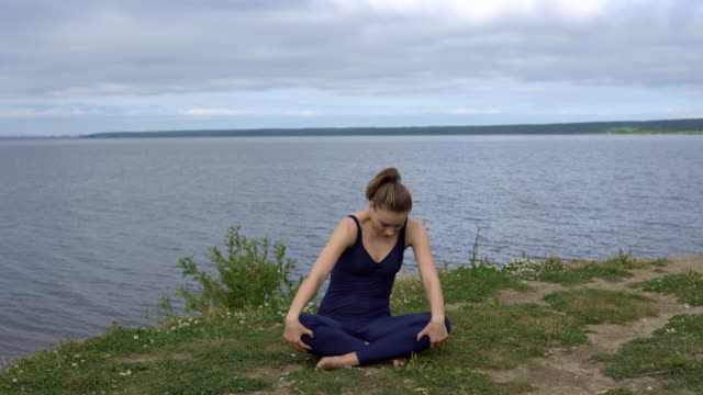 Mädchen-im-klassischen-Yoga-pose,-Energiekonzentration